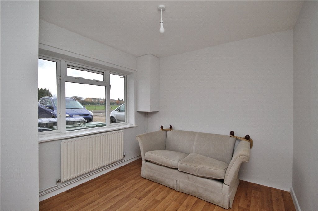 Room Larch Avenue in Guildford
