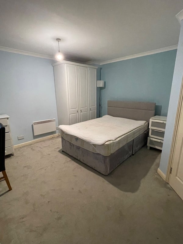 Room Meridian Place in Greater London