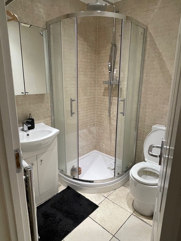 Room Meridian Place in Greater London