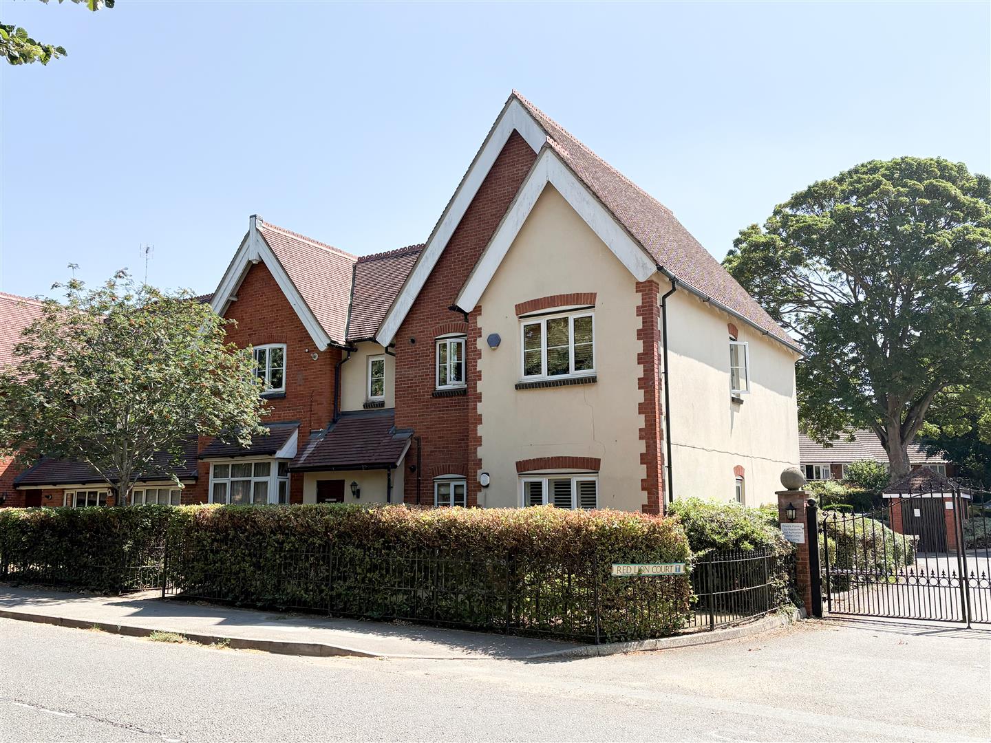 Flat Woburn Road in Heath and Reach