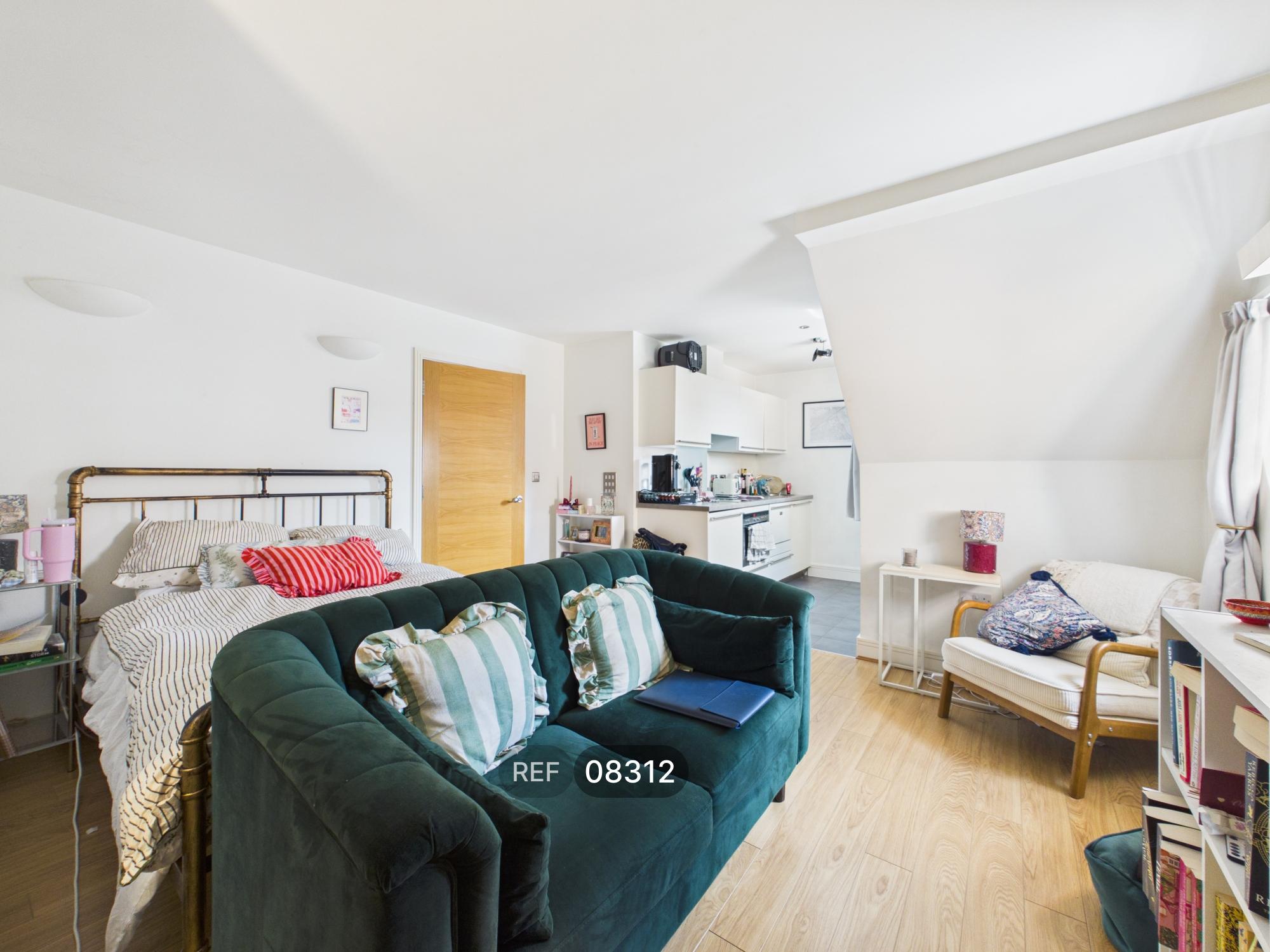 Flat Lurline Gardens in Greater London