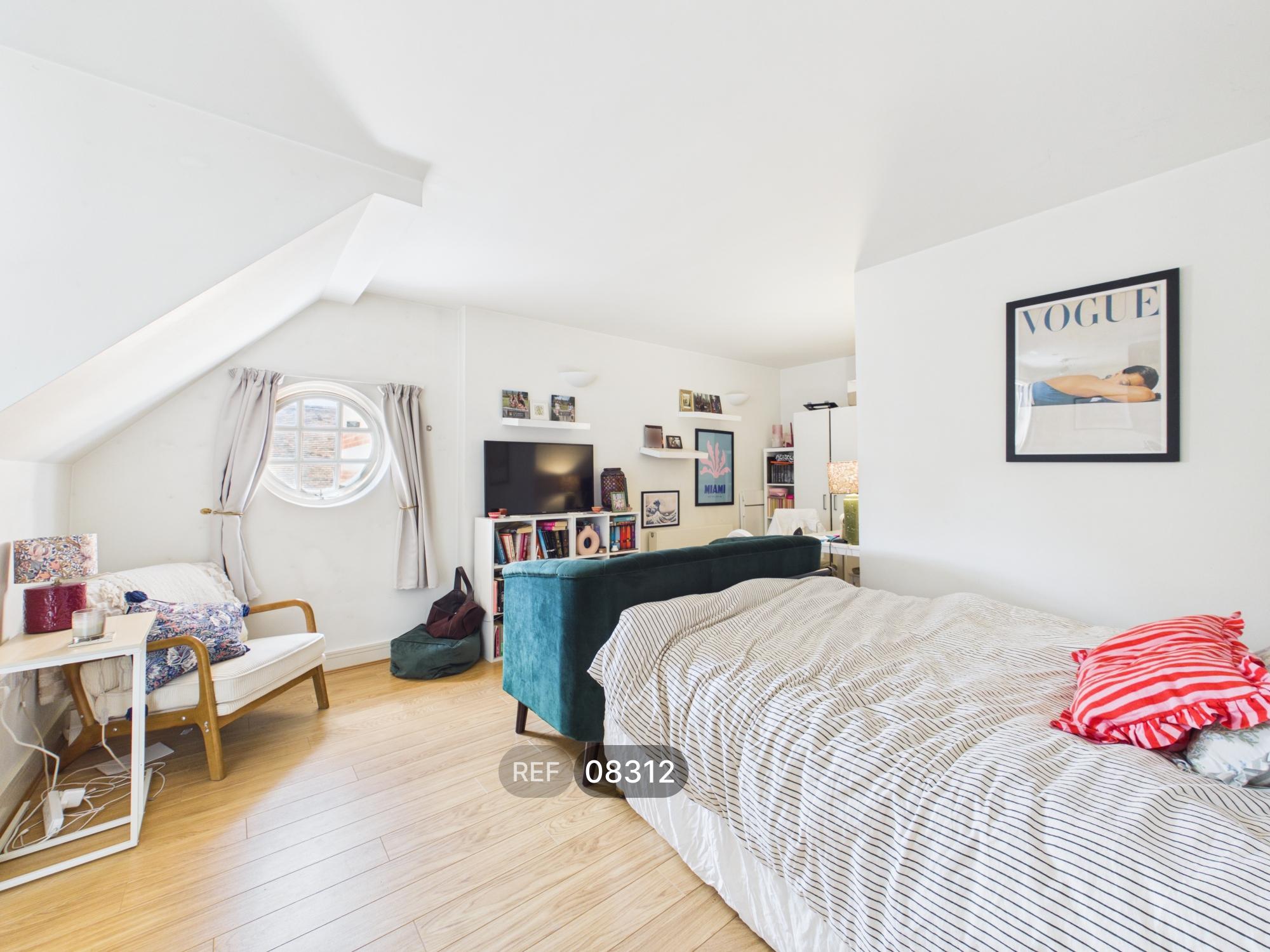 Flat Lurline Gardens in Greater London