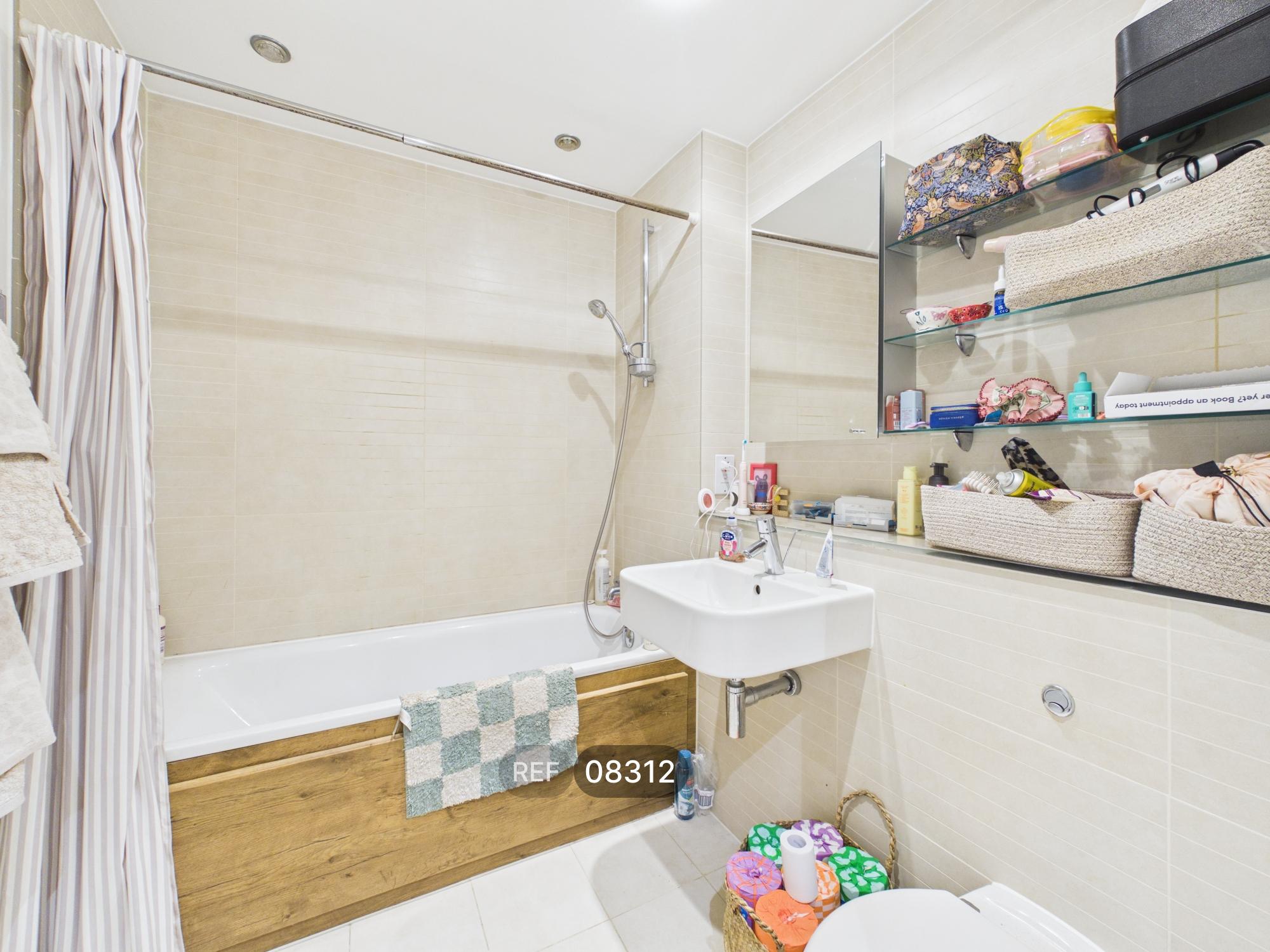 Flat Lurline Gardens in Greater London
