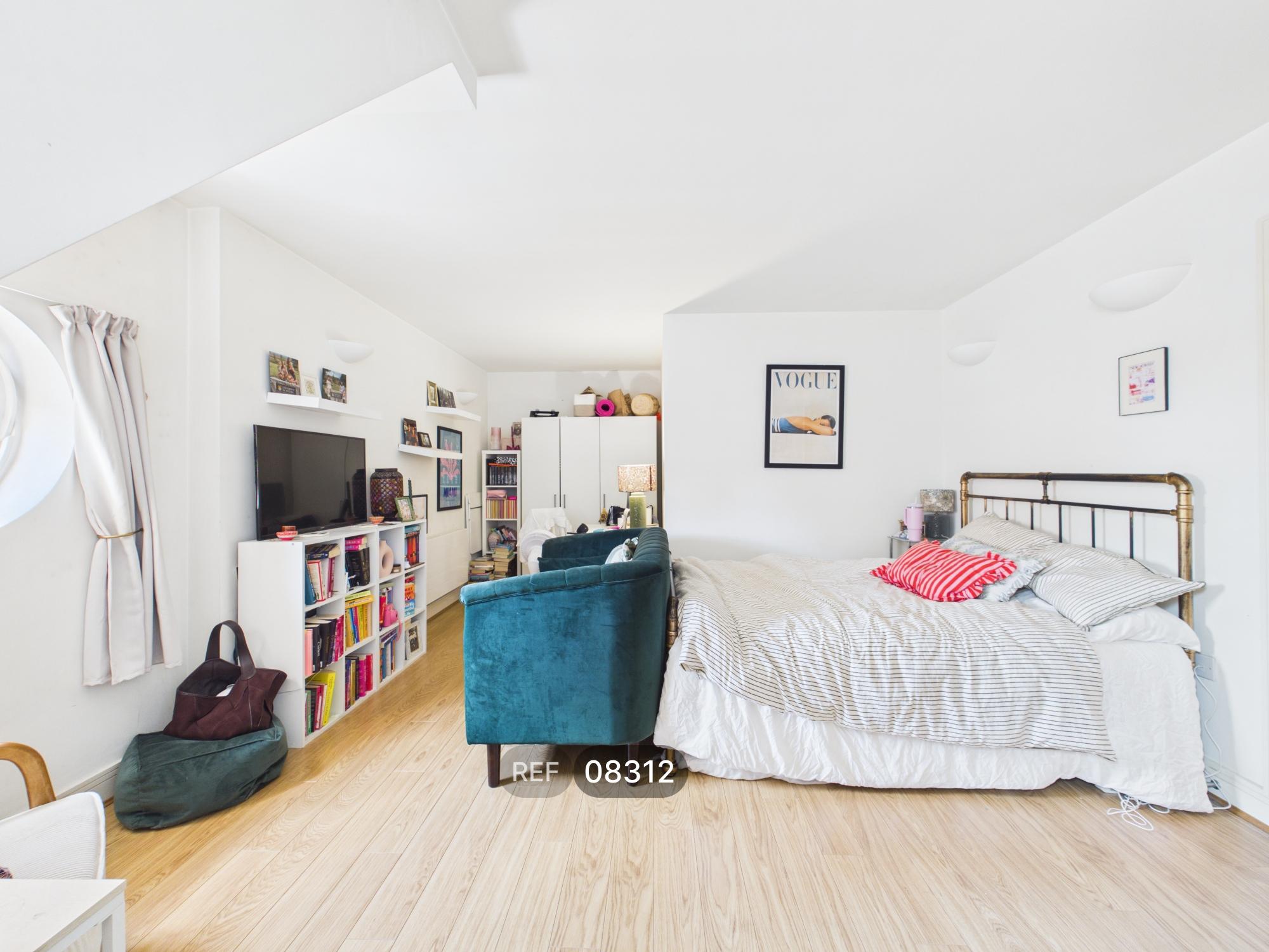 Flat Lurline Gardens in Greater London