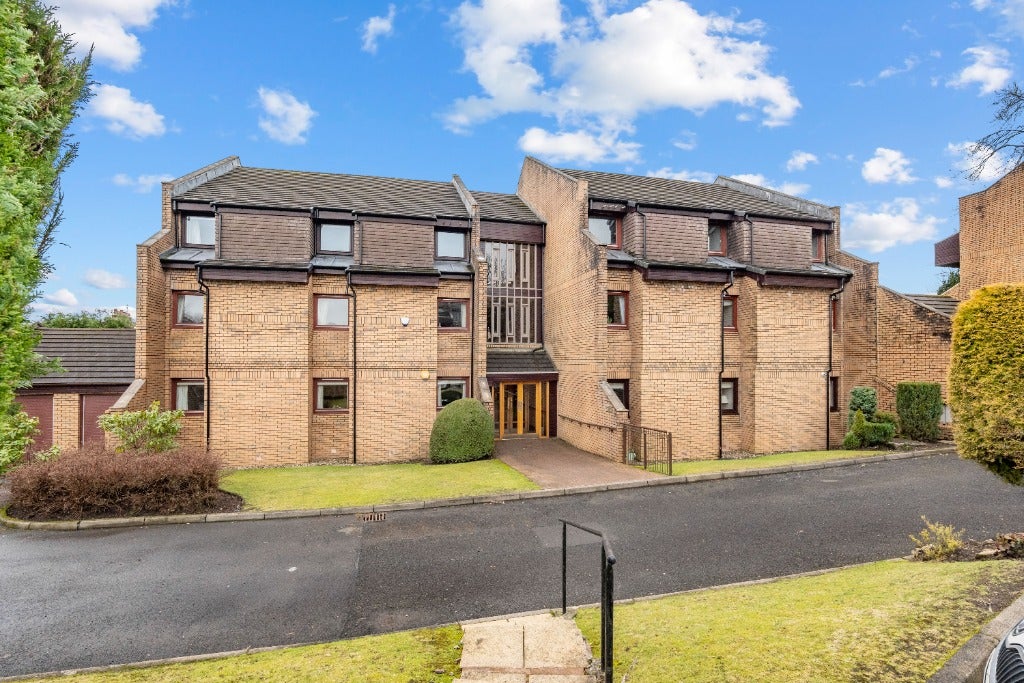 Flat Larchfield Court in Newton Mearns