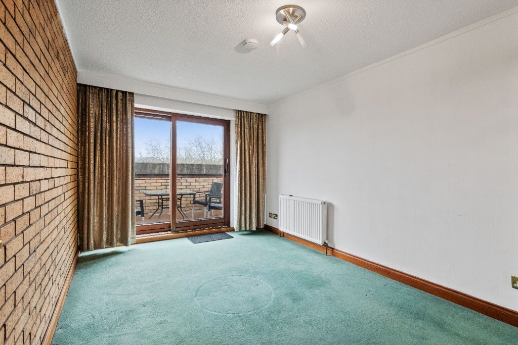 Flat Larchfield Avenue in Newton Mearns
