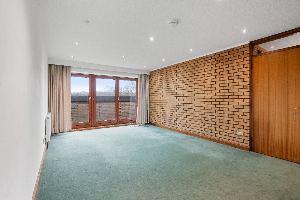 Flat Larchfield Avenue in Newton Mearns