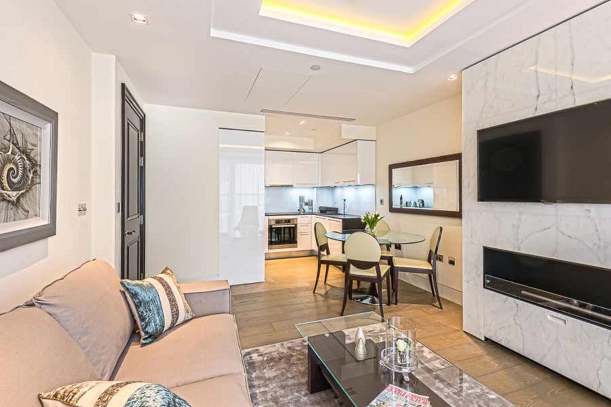 Flat Kensington High Street in Greater London