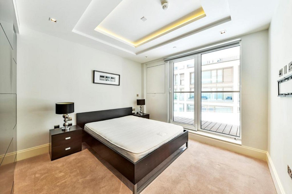 Flat Kensington High Street in Greater London