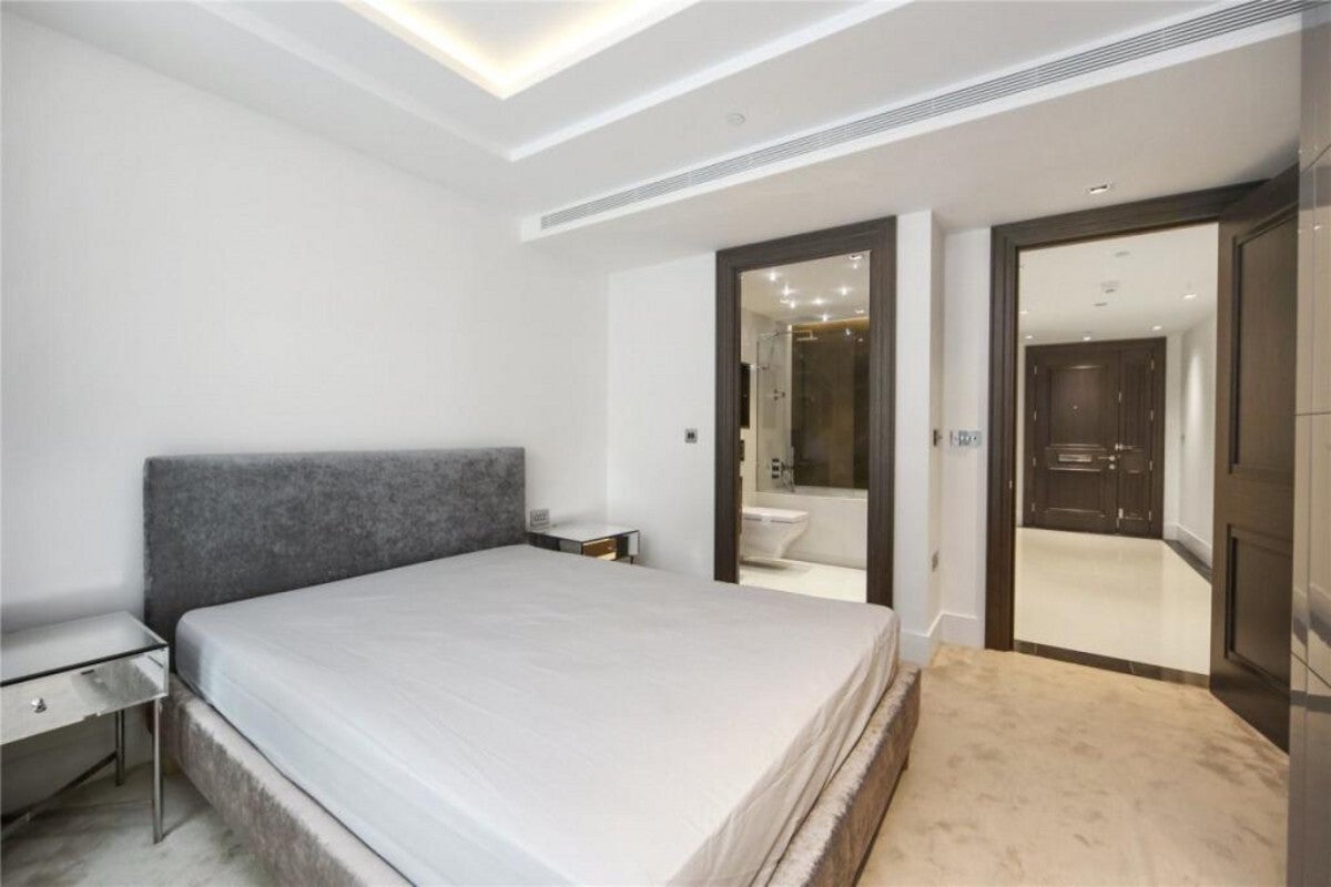Flat Kensington High Street in Greater London