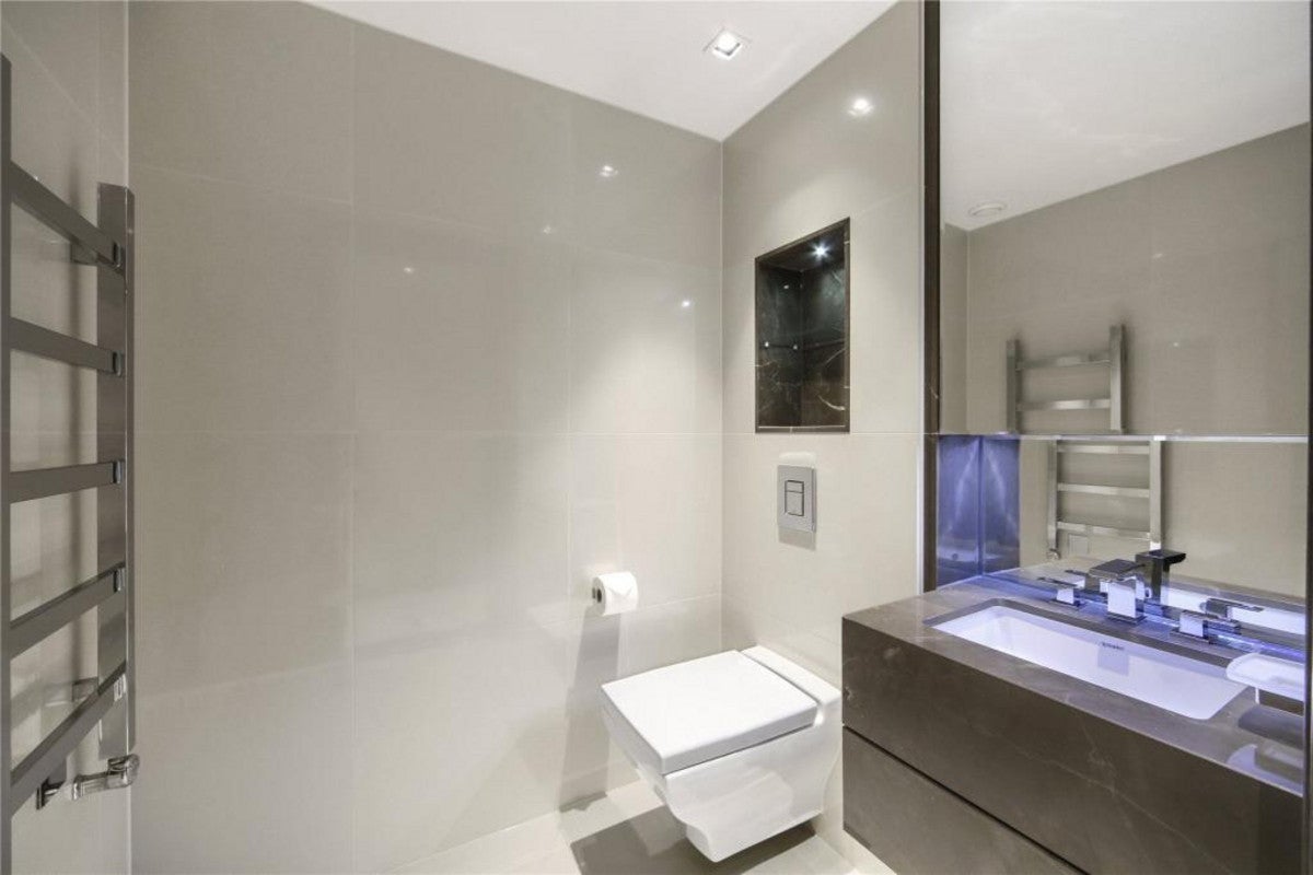 Flat Kensington High Street in Greater London