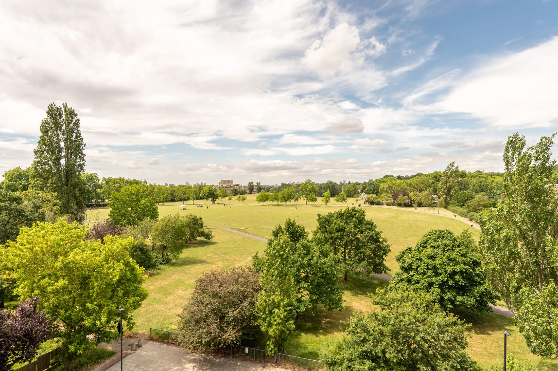 Flat Oman Avenue in Greater London