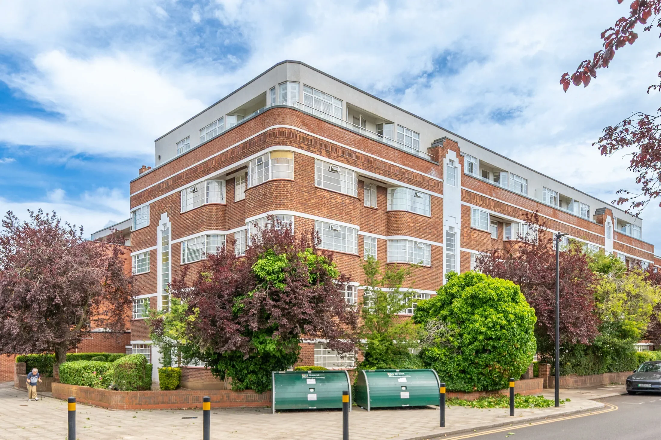 Flat Oman Avenue in Greater London