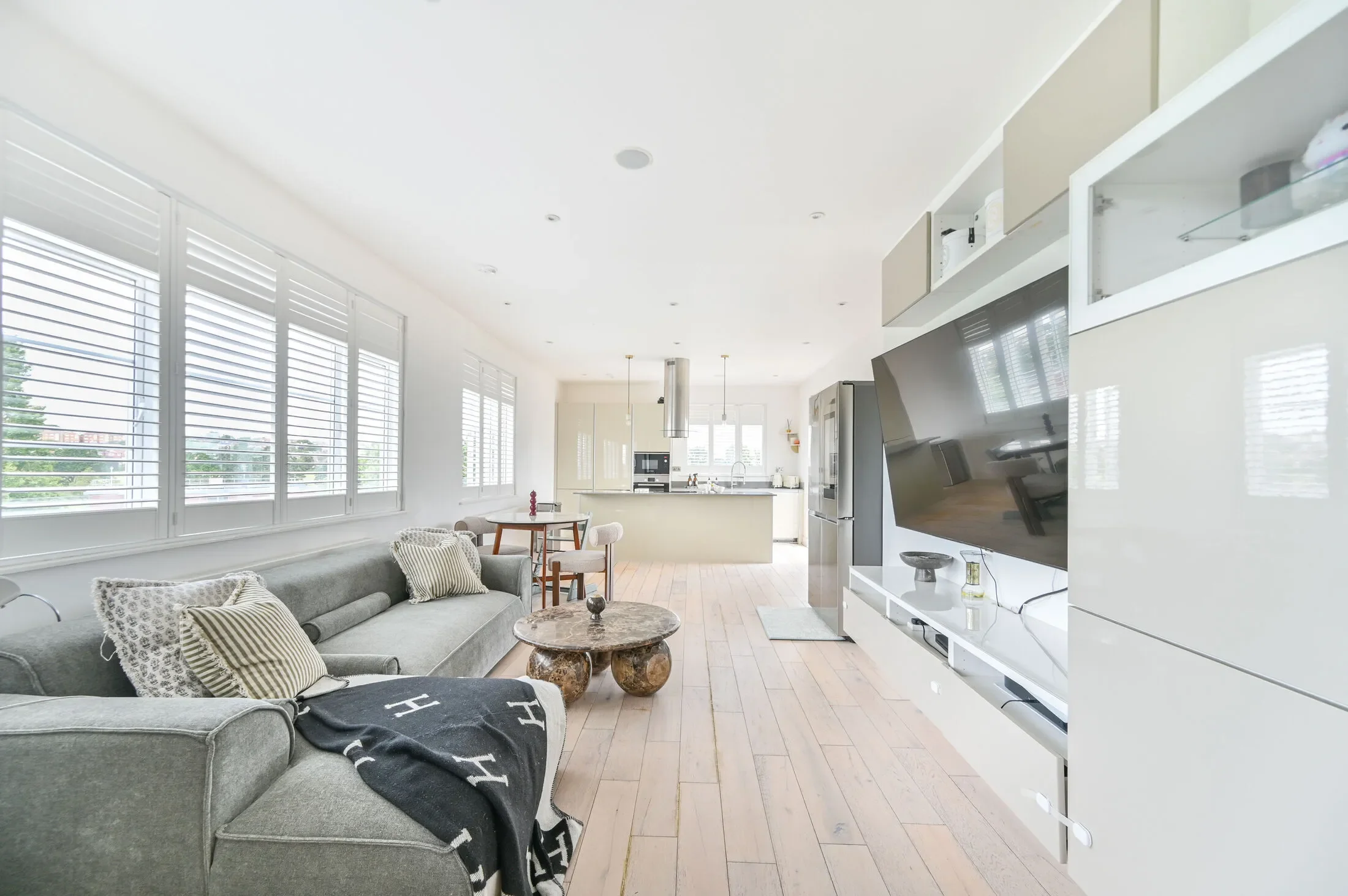 Flat Oman Avenue in Greater London