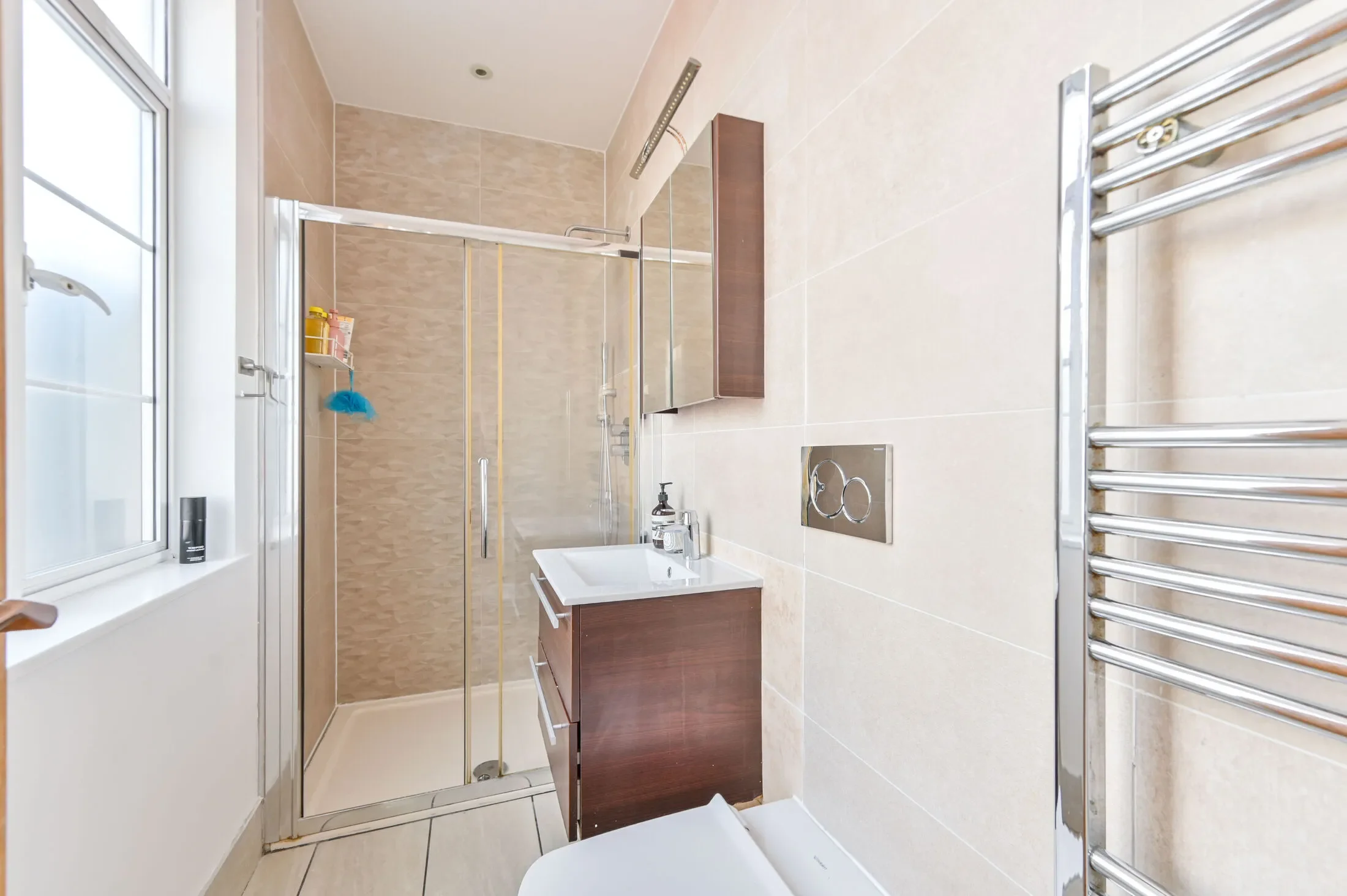 Flat Oman Avenue in Greater London