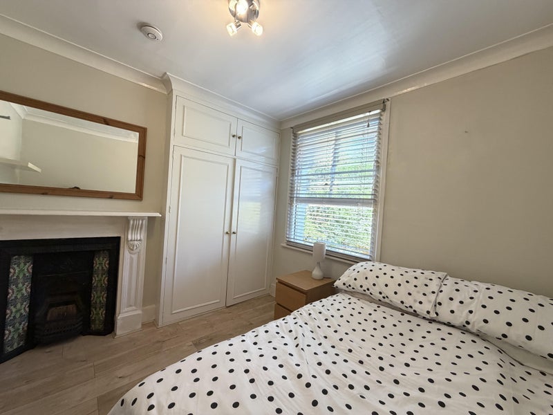 Room Elspeth Road in Greater London