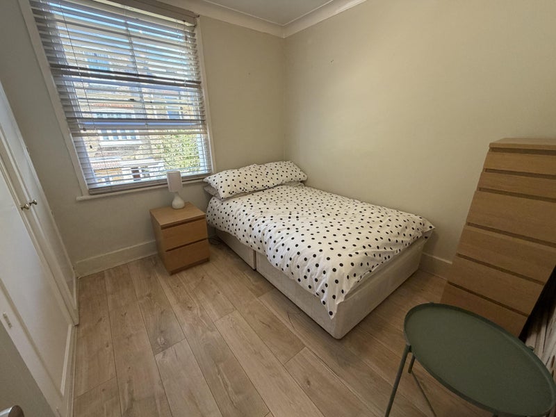 Room Elspeth Road in Greater London
