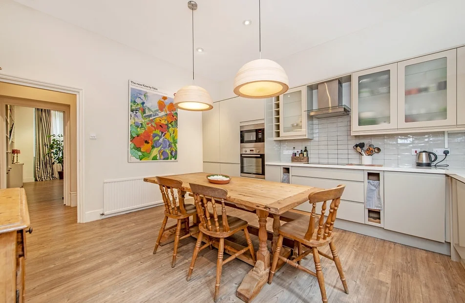 Flat Courtfield Gardens in Greater London