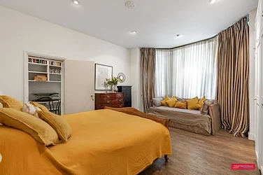 Flat Courtfield Gardens in Greater London