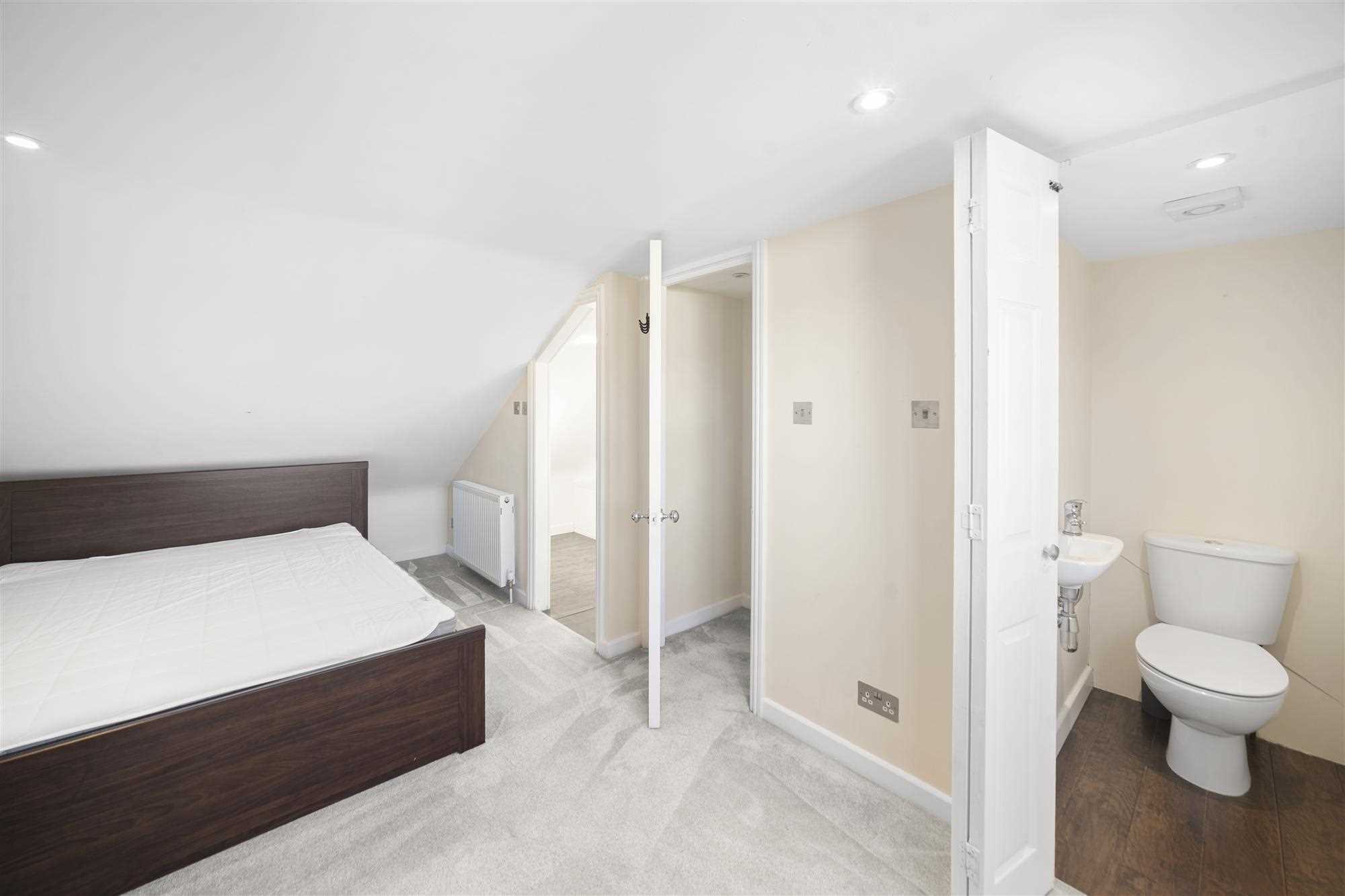 Flat Petersfield Road in Greater London