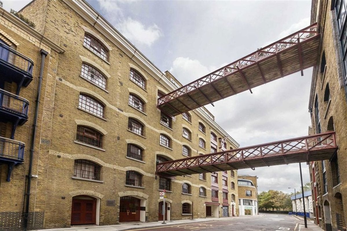 Flat Wapping High Street in Greater London