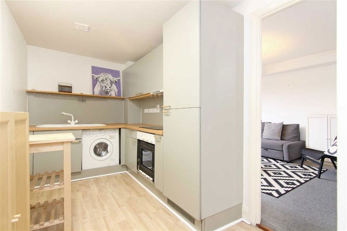 Flat Wapping High Street in Greater London