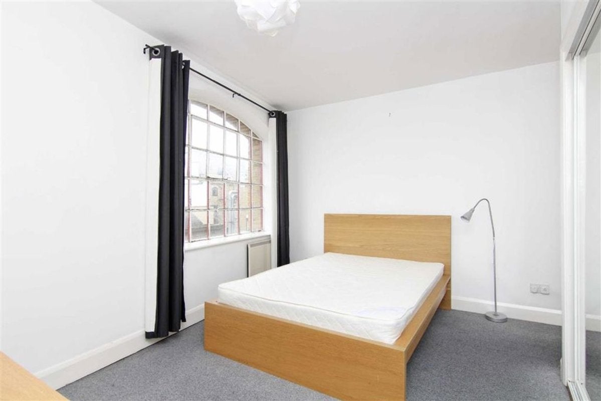 Flat Wapping High Street in Greater London