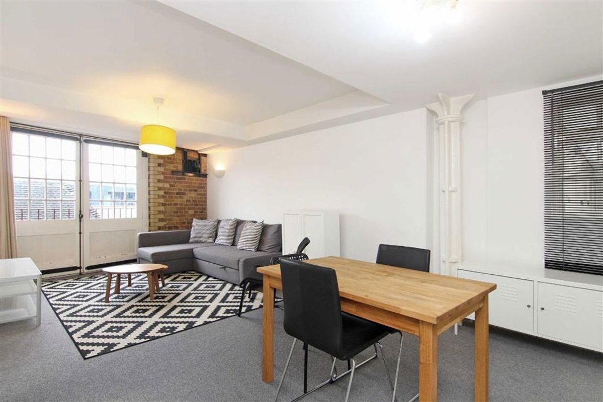 Flat Wapping High Street in Greater London