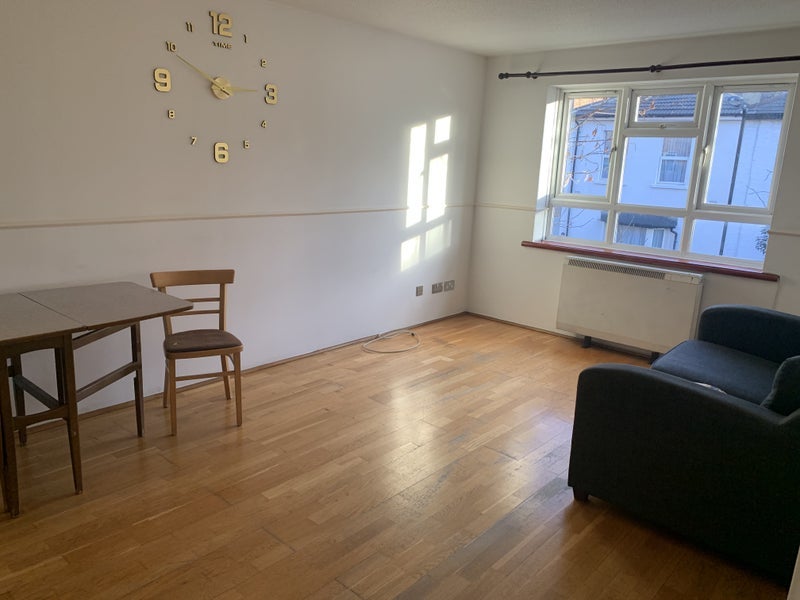Flat Thornhill Road in Greater London
