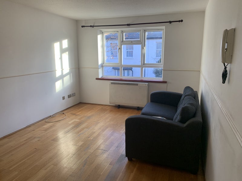Flat Thornhill Road in Greater London