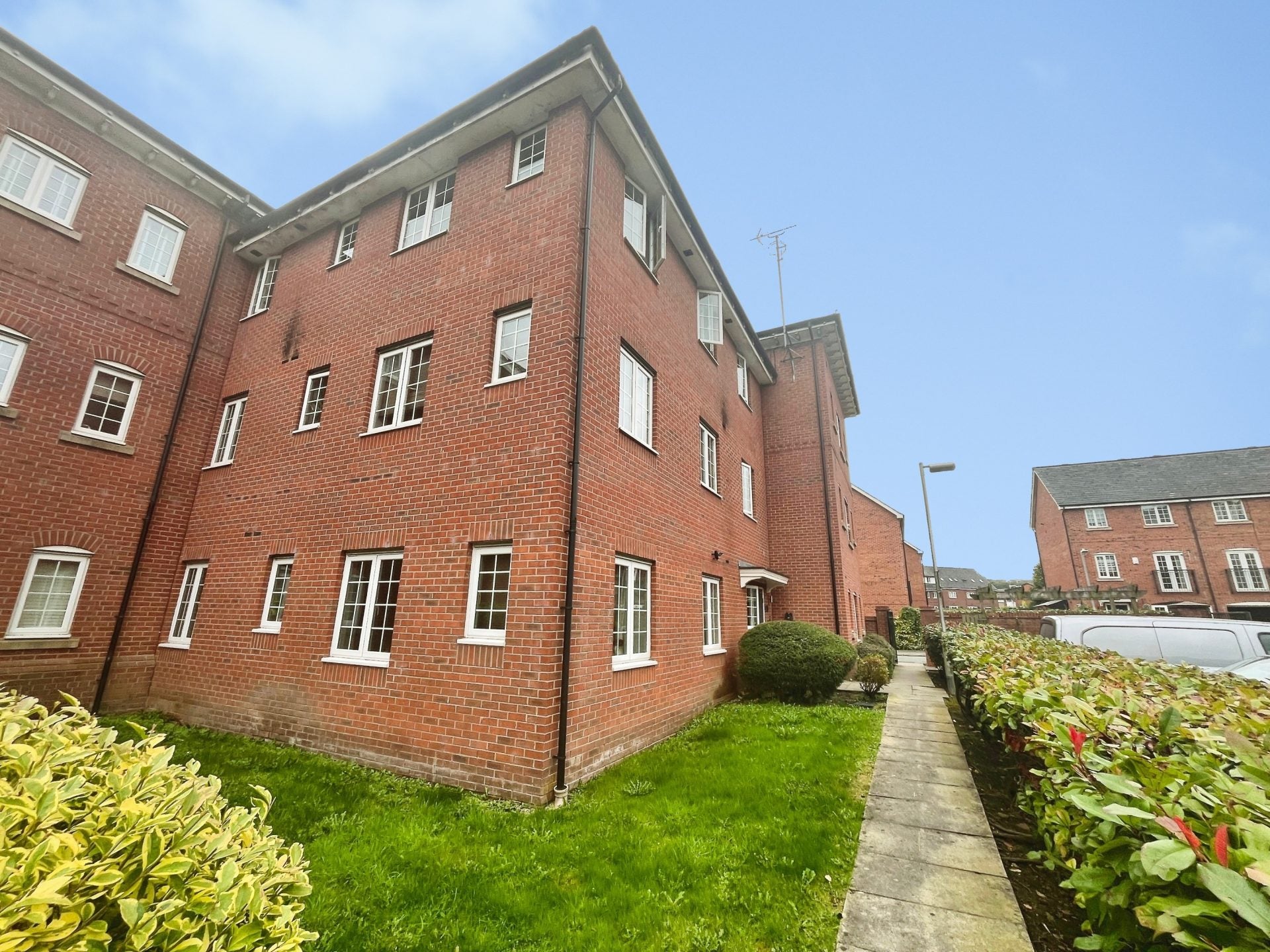 Flat Weaver Chase in Bolton
