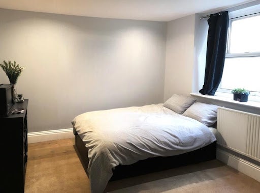Flat Dancer Road in Greater London