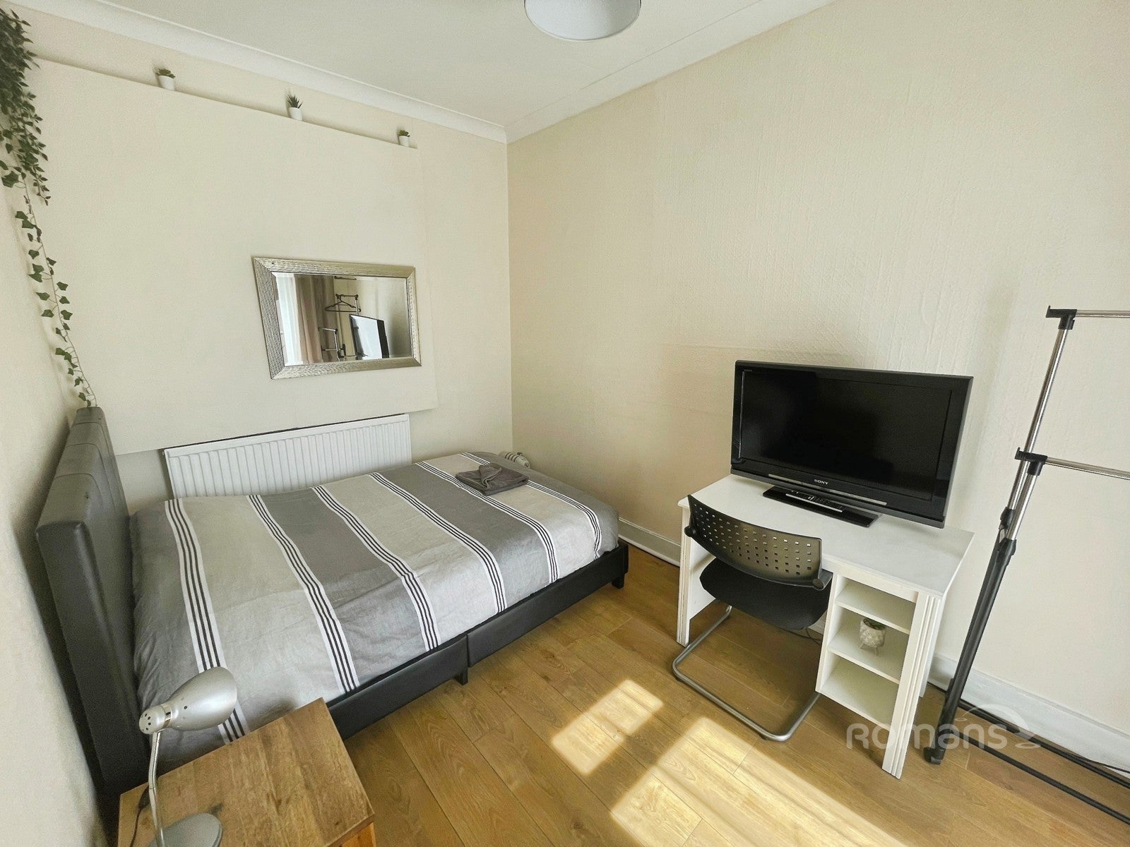 Room Caversham Road in Reading