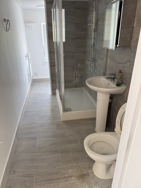 Flat Willenhall Road in Greater London