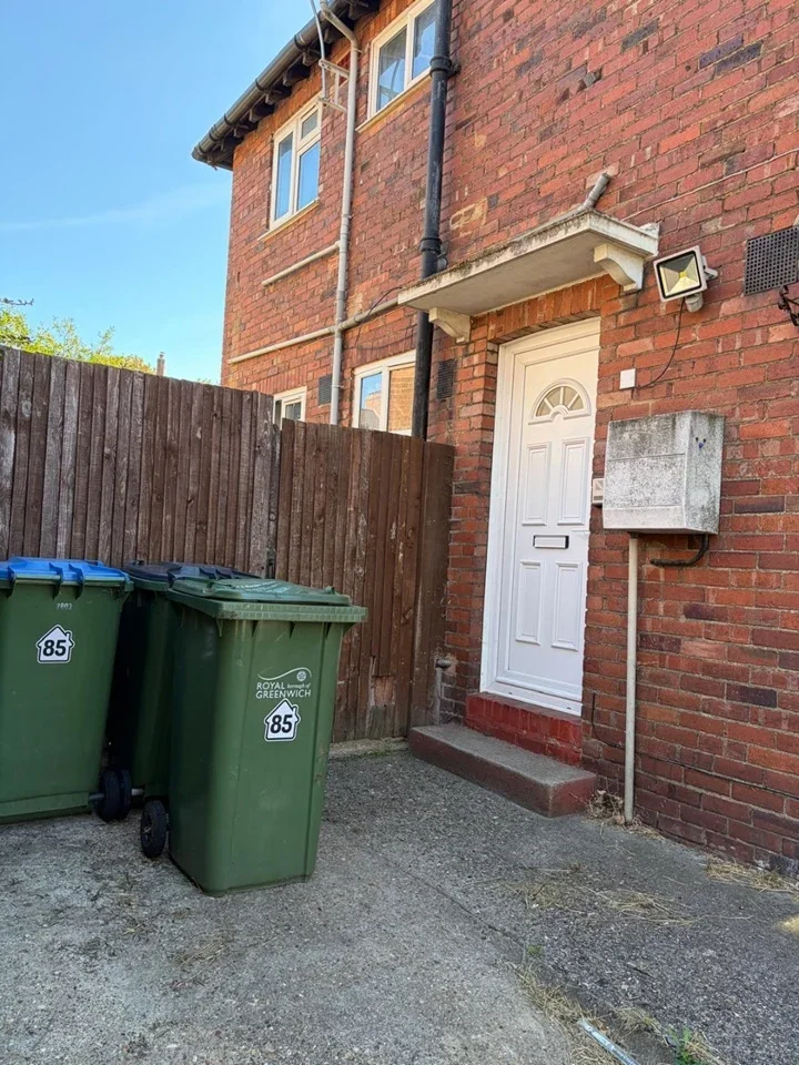 Flat Churchbury Road in Greater London