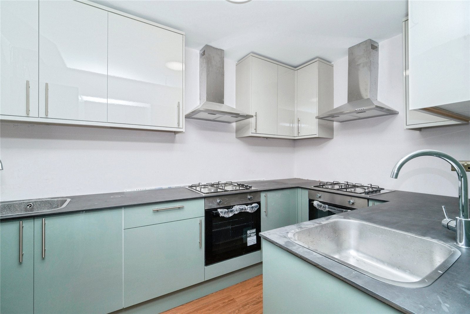 Room Nigel Close in Greater London