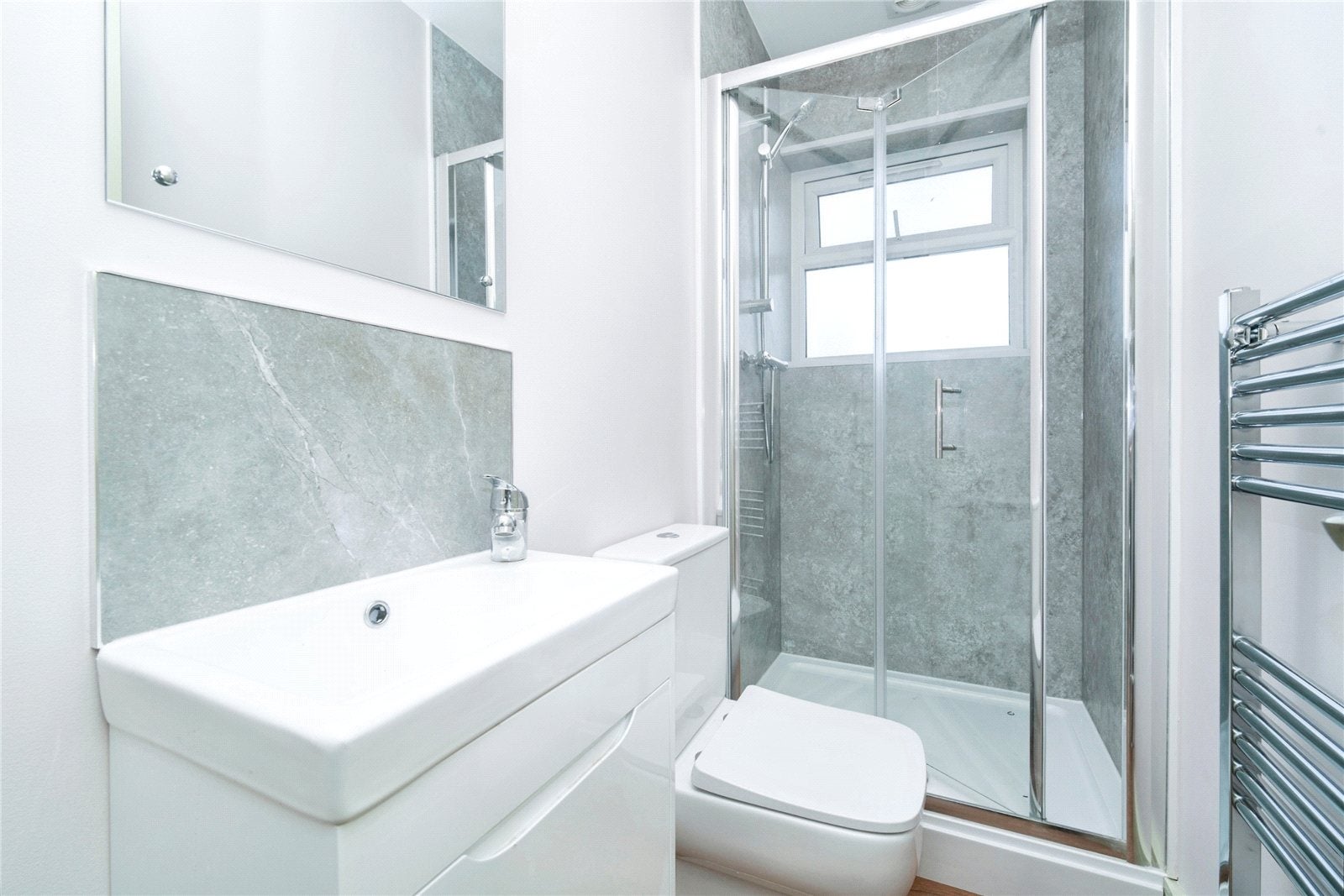 Room Nigel Close in Greater London