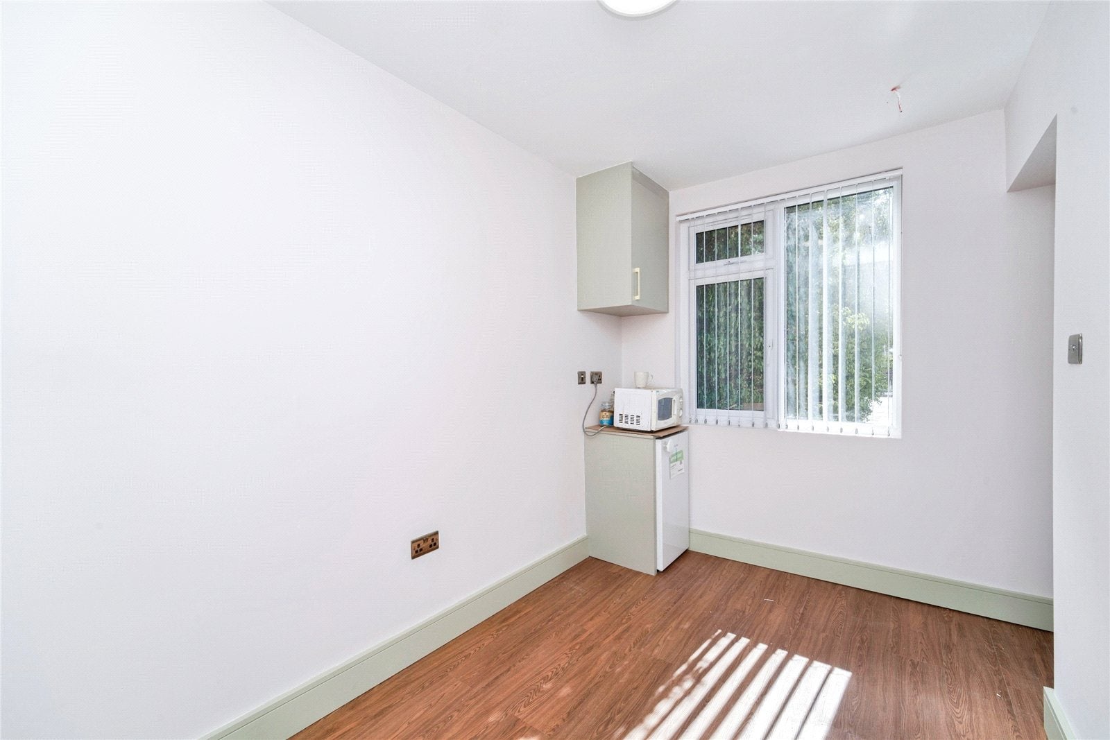 Room Nigel Close in Greater London