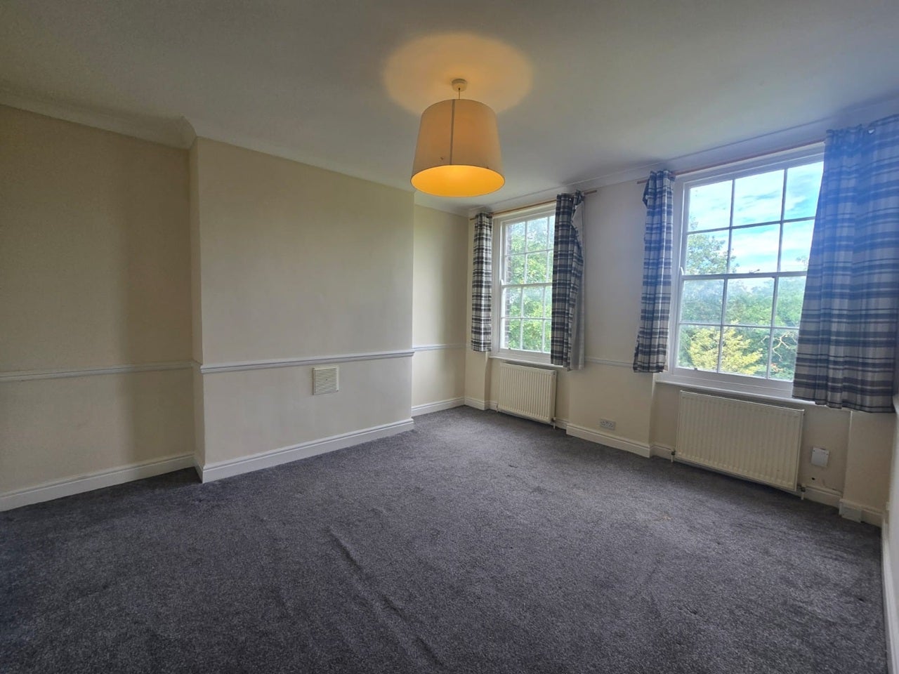 Flat Vicarage Road in Greater London