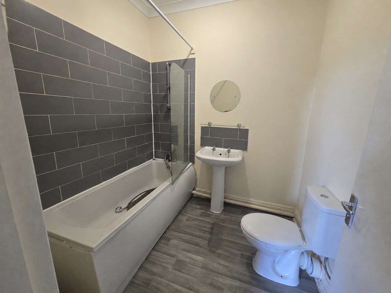 Flat Vicarage Road in Greater London