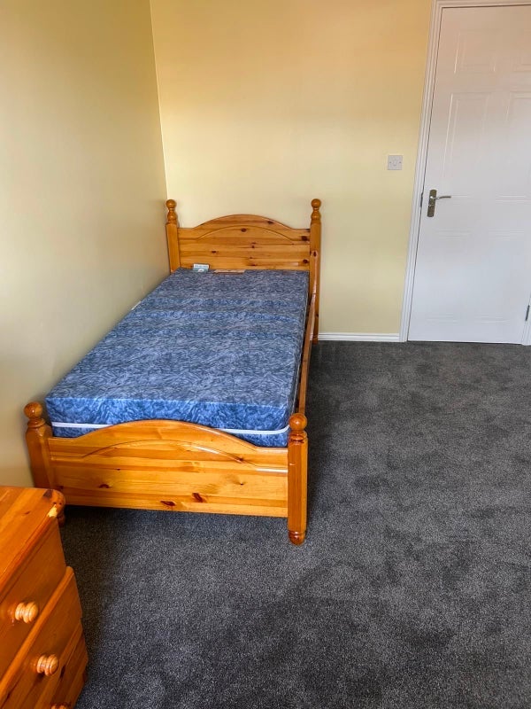 Room Pickfords Gardens in Slough