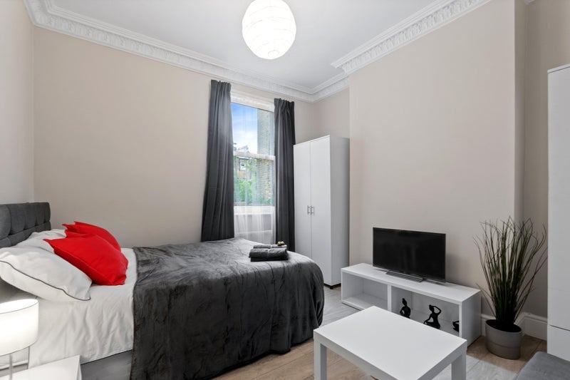 Room Percy Road in Greater London