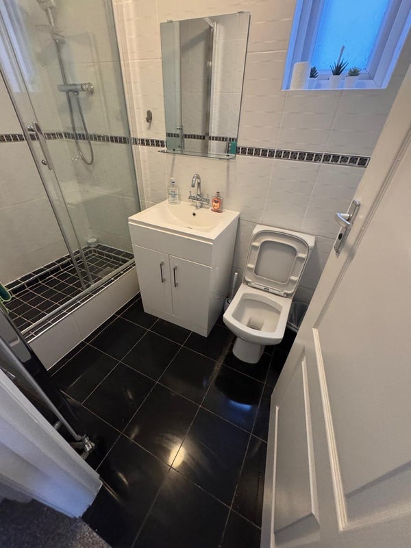Room Percy Road in Greater London