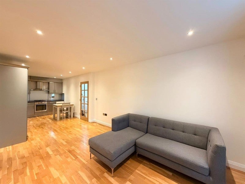 Flat Rotherhithe Street in Greater London