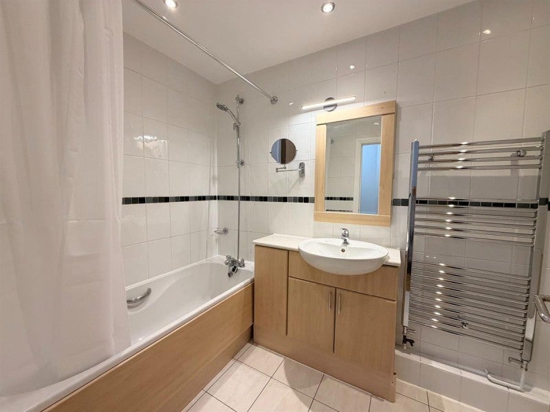 Flat Rotherhithe Street in Greater London