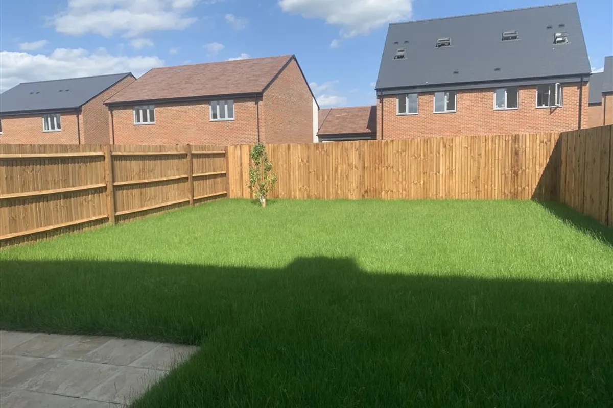 Flat Axtell Way in Weston Turville
