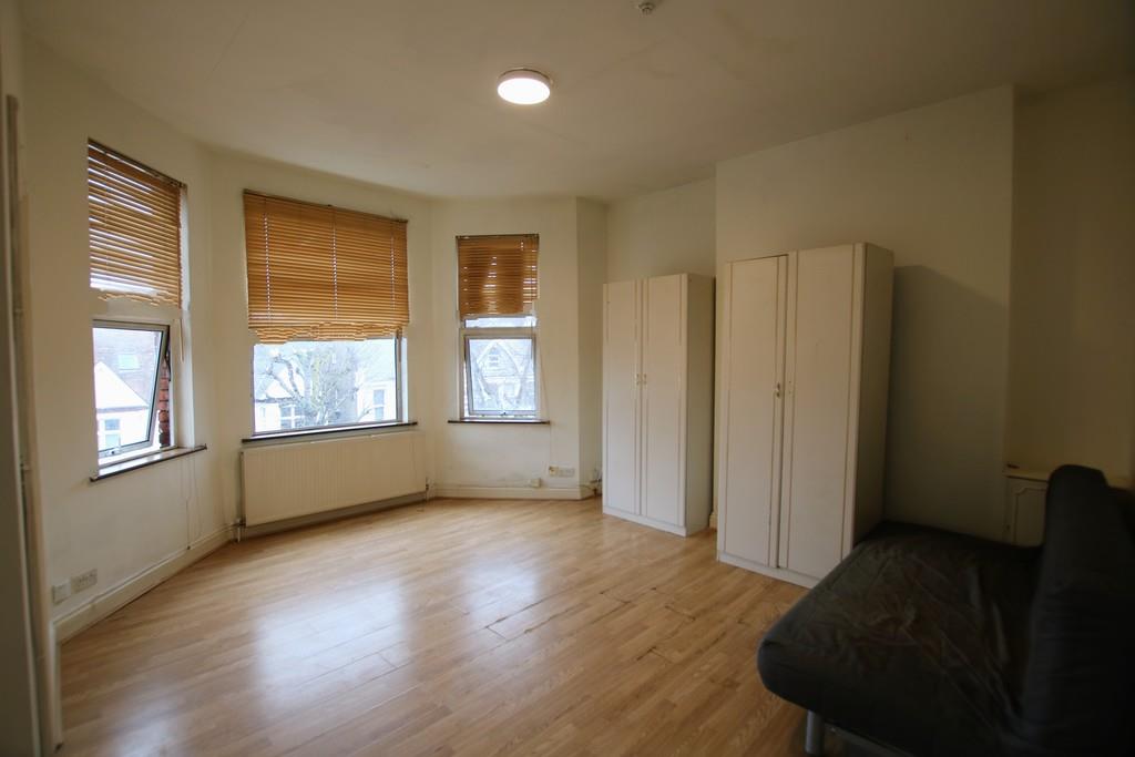 Flat Park Avenue in Greater London