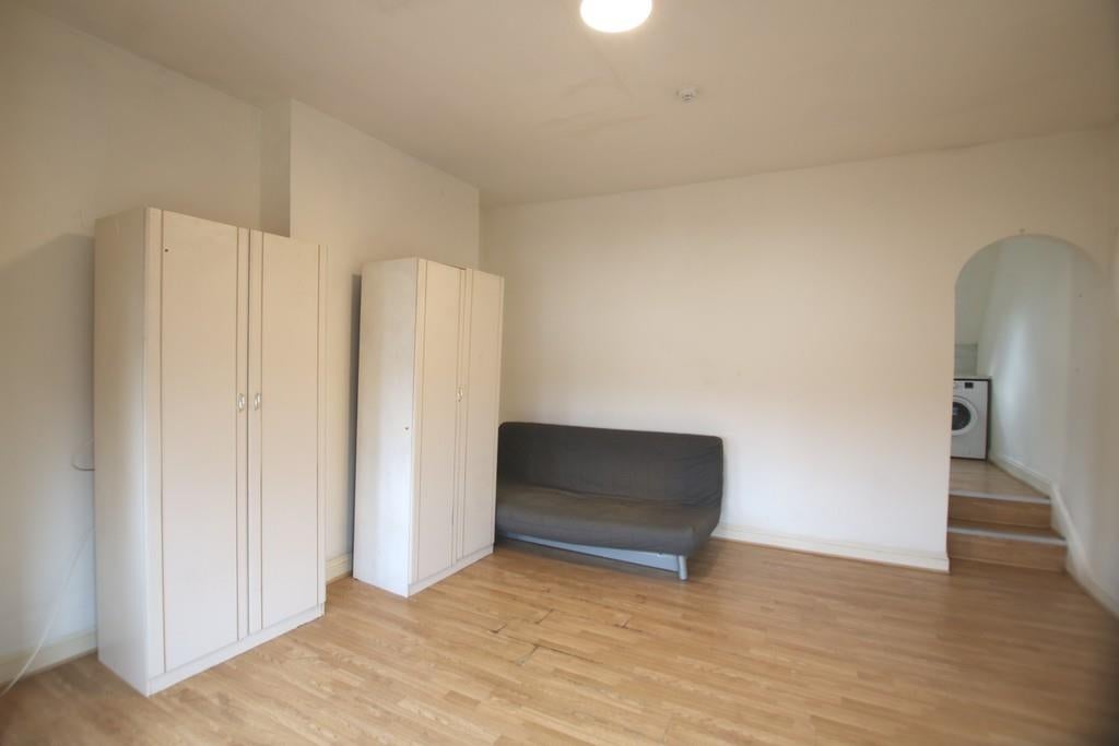 Flat Park Avenue in Greater London