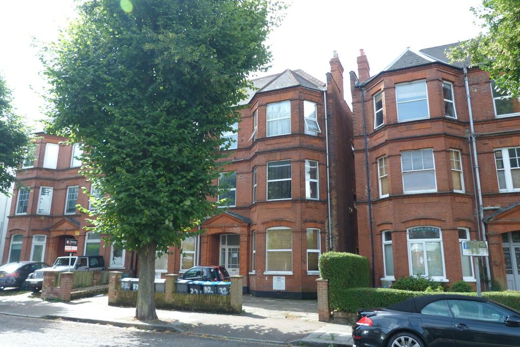 Flat Park Avenue in Greater London