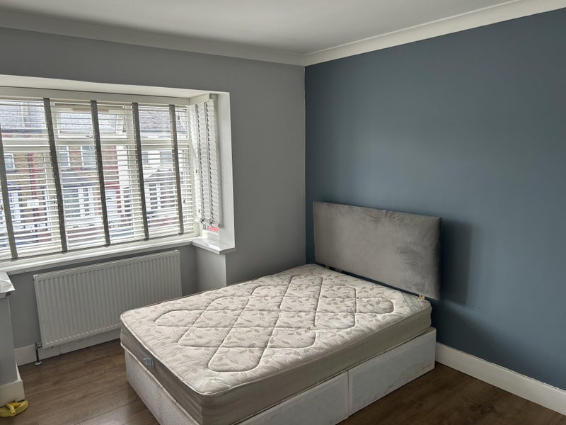 Room Ferndale Avenue in Greater London